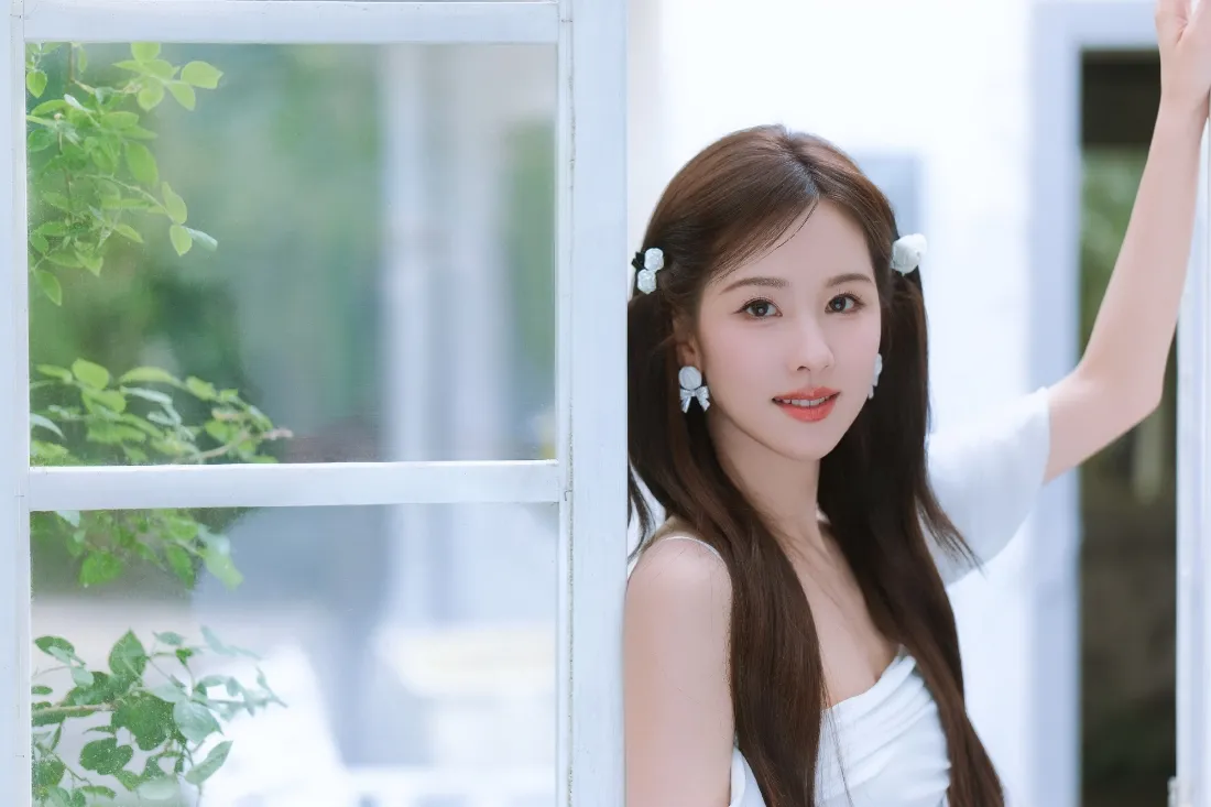 2k陈都灵壁纸｜清新背景 - 白衣长发「哲风壁纸」