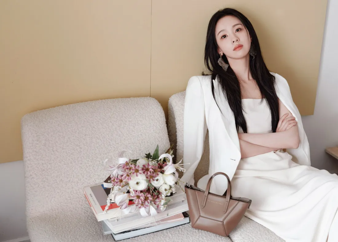 2k陈都灵壁纸｜室内背景图 - 白色穿搭花束「哲风壁纸」