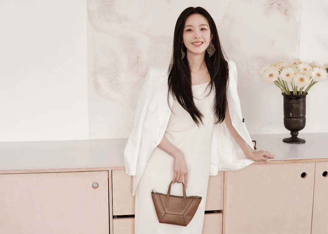 2k陈都灵壁纸｜室内背景图 - 白色连衣裙「哲风壁纸」