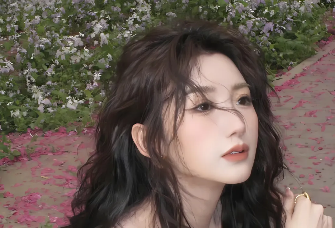 2k毛晓彤壁纸｜花丛花瓣背景图片 - 卷发艺术照「哲风壁纸」