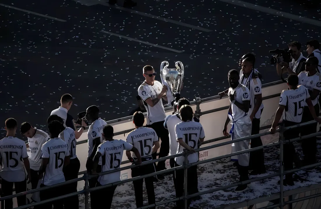 2k皇马壁纸｜足球奖杯背景图片 - 欧冠庆祝「哲风壁纸」