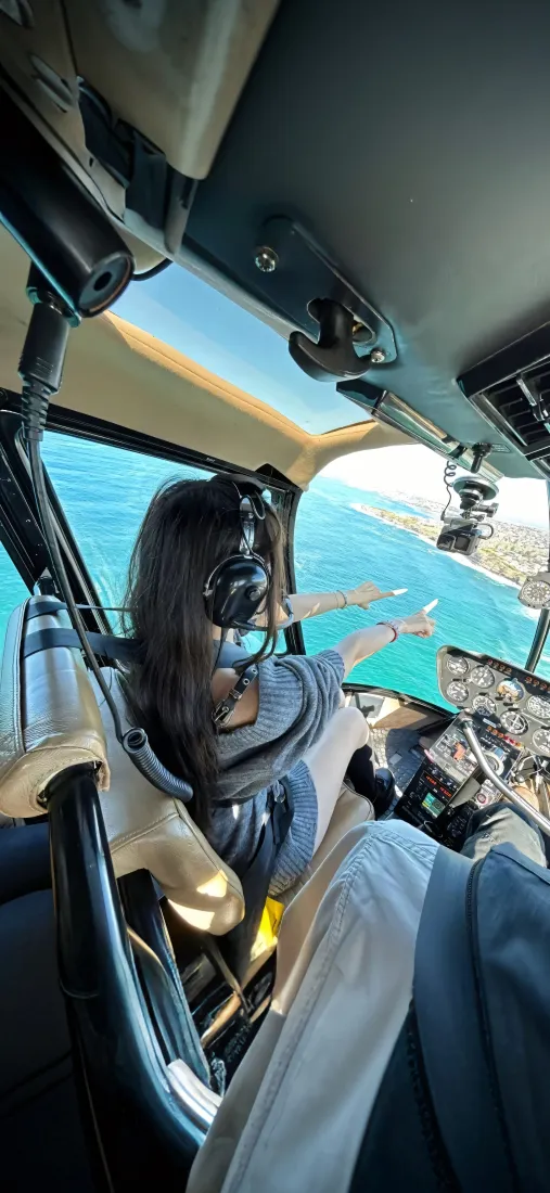 直升机美女海洋手机壁纸｜驾驶舱背景图片 - 蓝天「哲风壁纸」