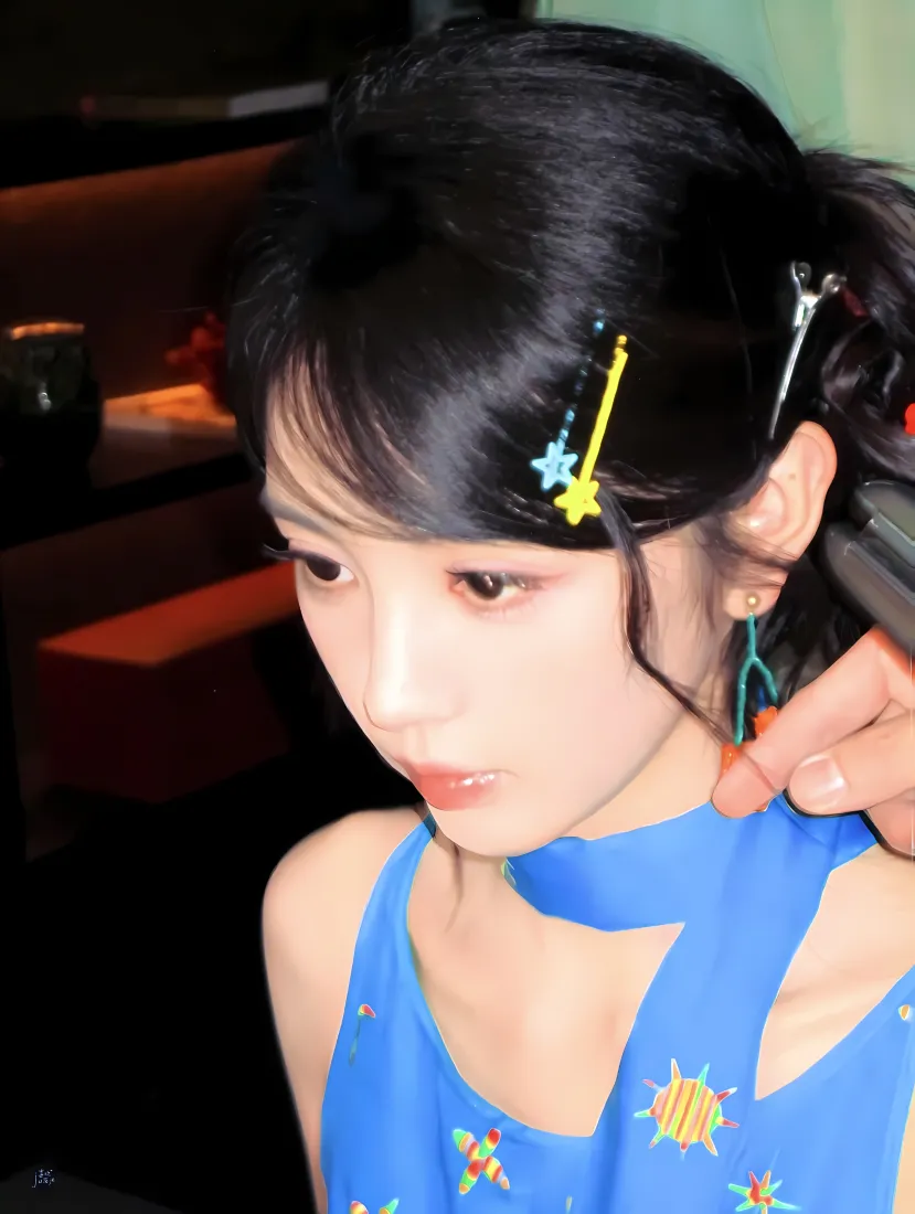 田曦薇手机壁纸｜y2k穿搭背景图 - 蓝色星星衣「哲风壁纸」