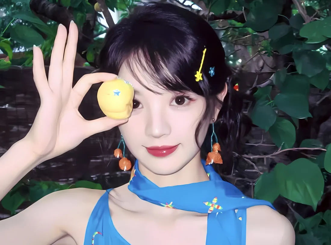 2k田曦薇y2k穿搭壁纸｜绿叶背景 - 蓝色穿搭「哲风壁纸」