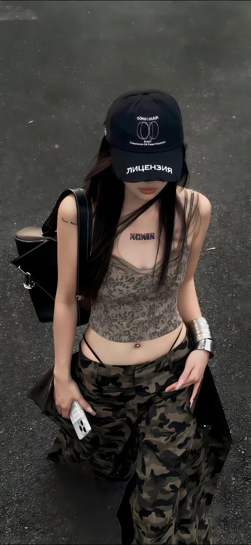 潮流美女手机壁纸｜街头背景图片 - 迷彩裤吊带穿搭「哲风壁纸」