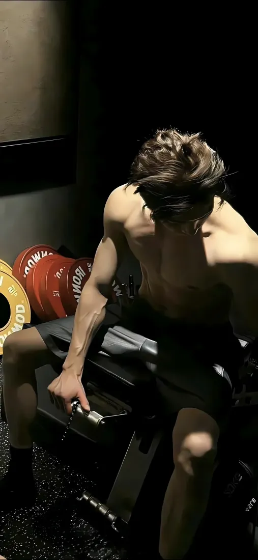 健身手机壁纸｜健身房背景 - 肌肉男锻炼「哲风壁纸」