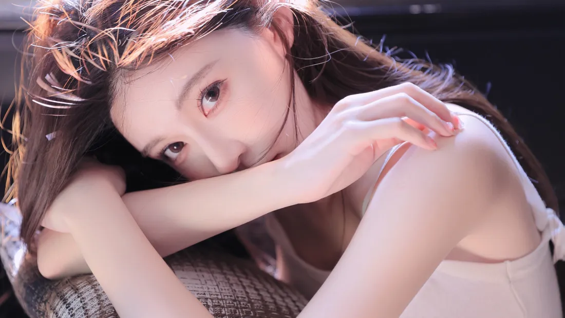 4k白衣美女壁纸｜暗调背景图 - 青春魅力「哲风壁纸」