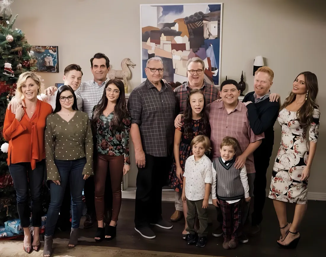 2k摩登家族壁纸｜家庭合影 - 美剧圣诞「哲风壁纸」