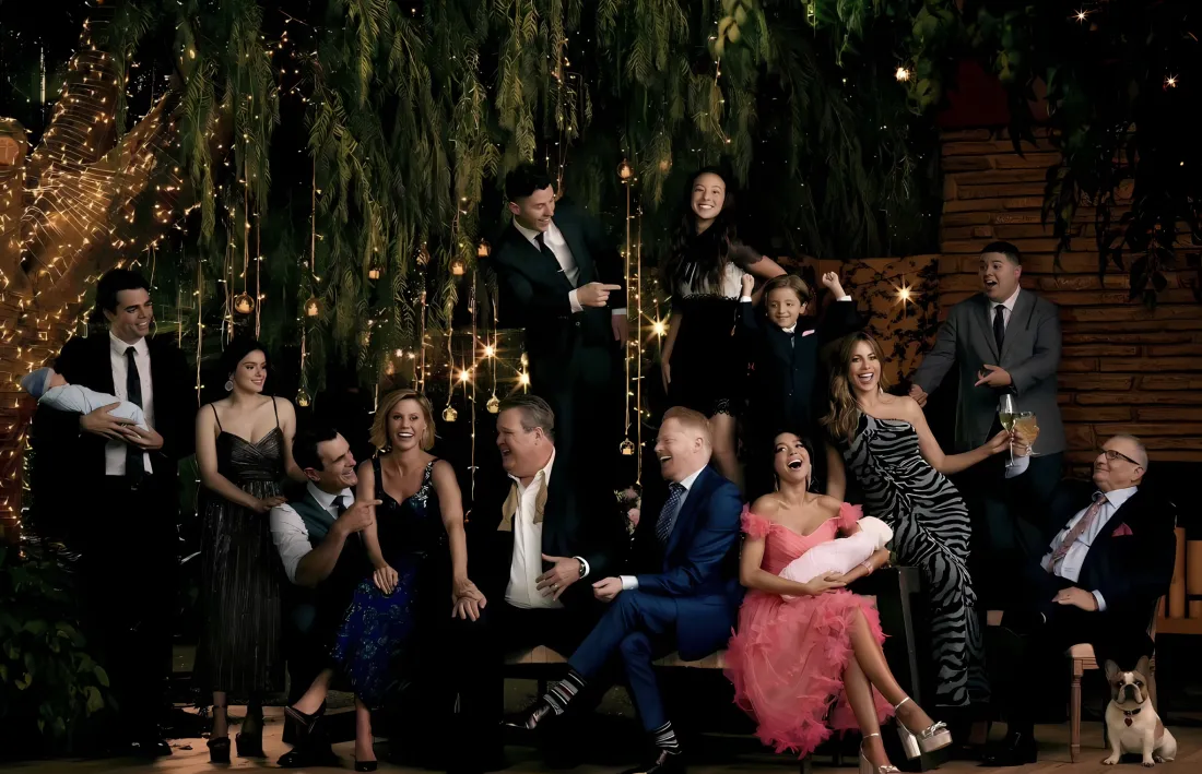 2k摩登家族壁纸｜夜晚聚会 - 美剧「哲风壁纸」