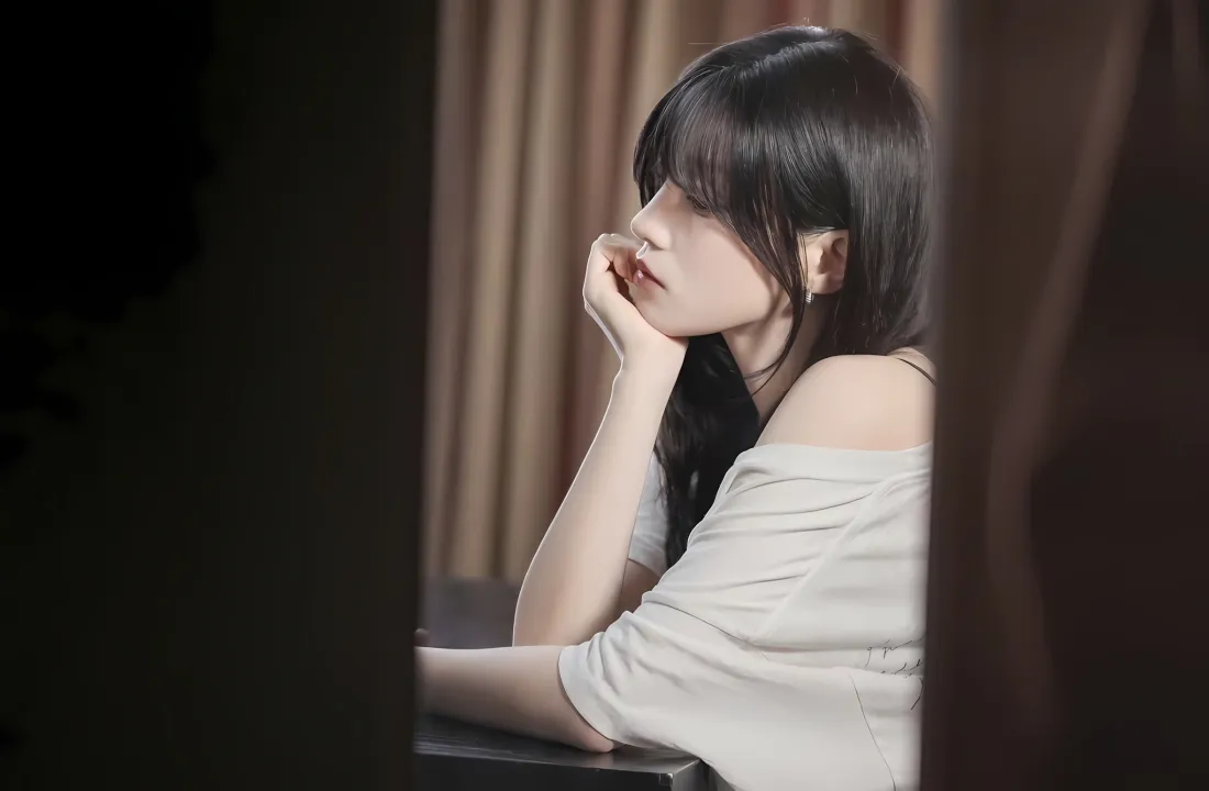 2k宋雨琦壁纸｜白衣托腮背景图 - 美女「哲风壁纸」