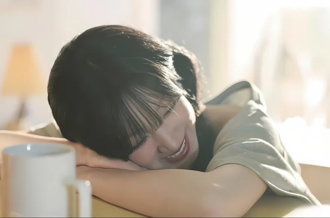 2k宋雨琦壁纸｜阳光背景图片 - 微笑托腮「哲风壁纸」