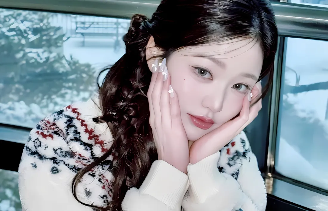 2k张元英壁纸｜窗边雪景背景图片 - 毛衣卷发美女「哲风壁纸」