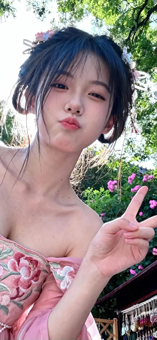 古风美女手机壁纸｜户外绿植背景 - 比耶美女「哲风壁纸」