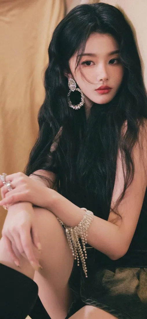 黑衣美女手机壁纸｜暖黄背景 - 时尚「哲风壁纸」