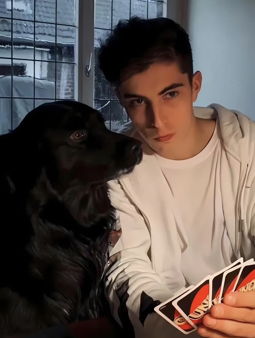 凯·哈弗茨手机壁纸｜室内图 - 黑狗纸牌「哲风壁纸」