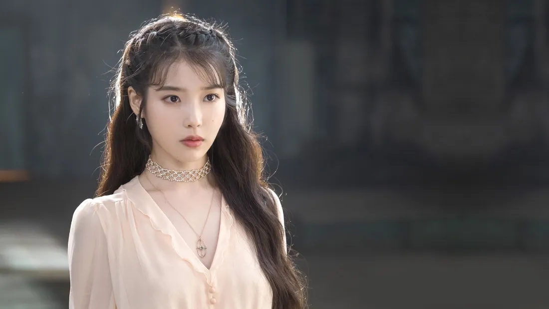 2kIU壁纸｜韩系背景图片 - 李知恩浅色服饰「哲风壁纸」