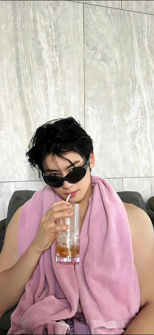 车银优手机壁纸｜休闲背景图片 - 粉色浴巾墨镜「哲风壁纸」