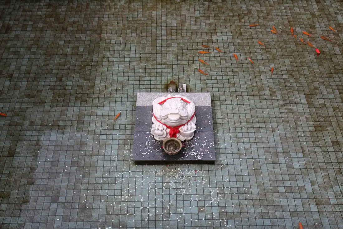 5k招财蛤蟆摆件壁纸｜灰色马赛克背景 - 红色碎屑「哲风壁纸」