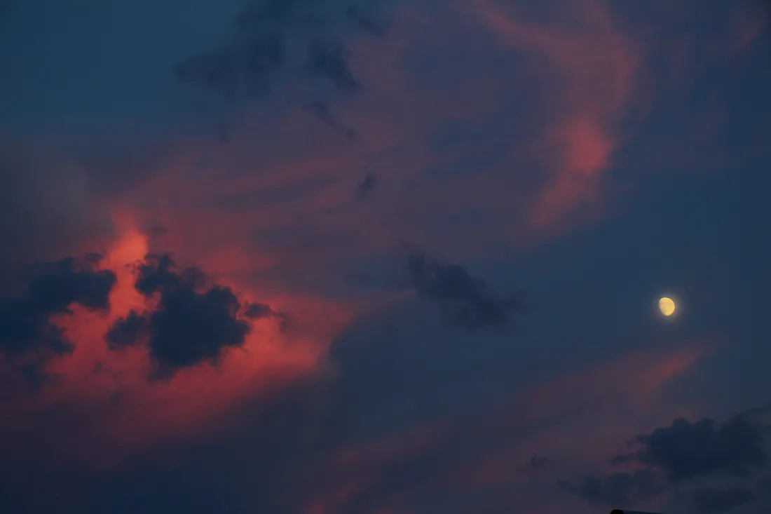 5k黄昏壁纸｜彩云追月背景图片 - 晚霞月亮「哲风壁纸」