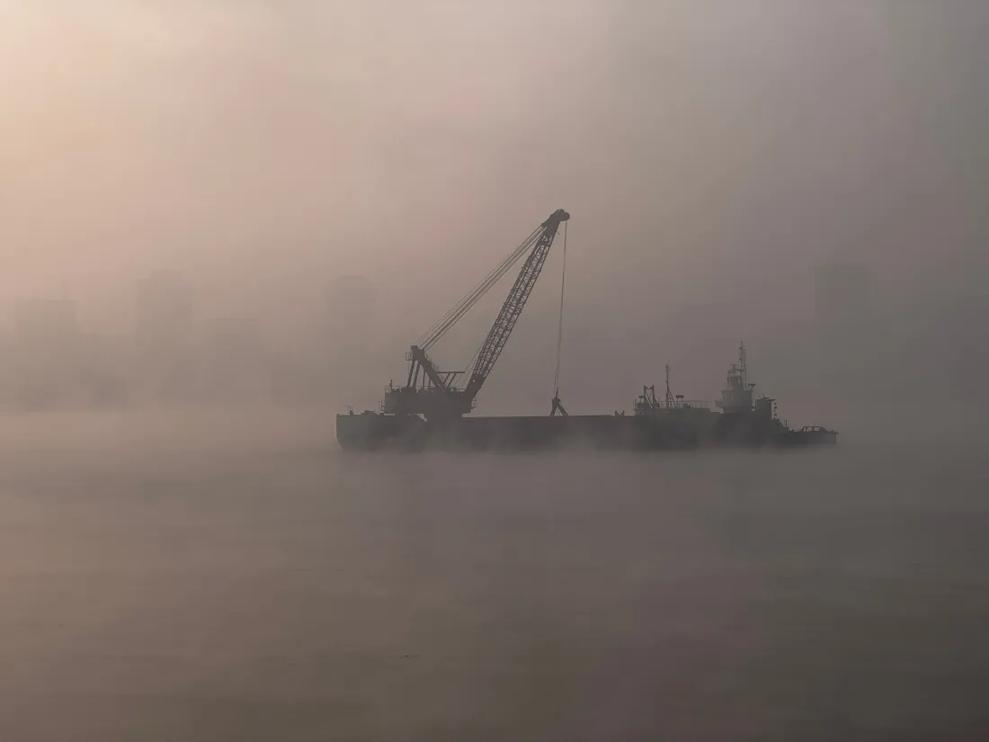 4k雾中船壁纸｜大雾背景 - 起重机船「哲风壁纸」