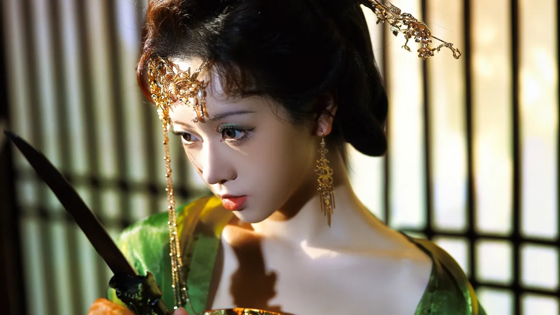 4k绿衣古装少女壁纸｜古风持剑背景 - 精致头饰「哲风壁纸」