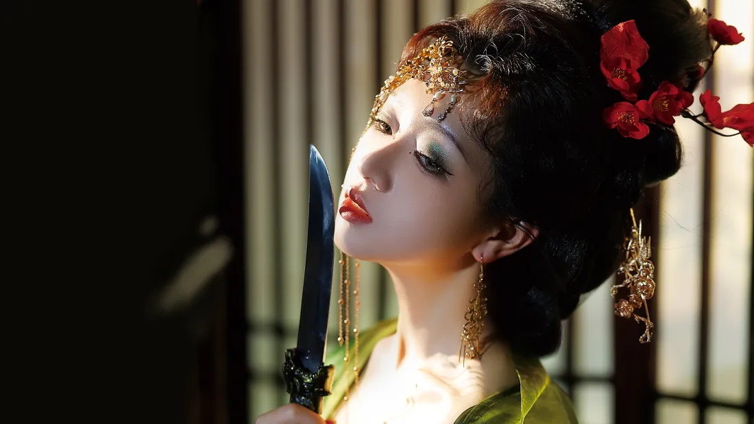 4k古风少女壁纸｜木质窗格背景图片 - 持刀红花朵「哲风壁纸」