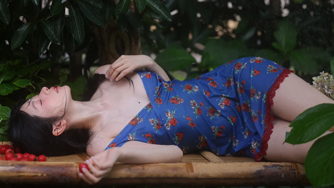 4k睡美人壁纸｜蓝色睡衣背景图片 - 绿植躺卧「哲风壁纸」