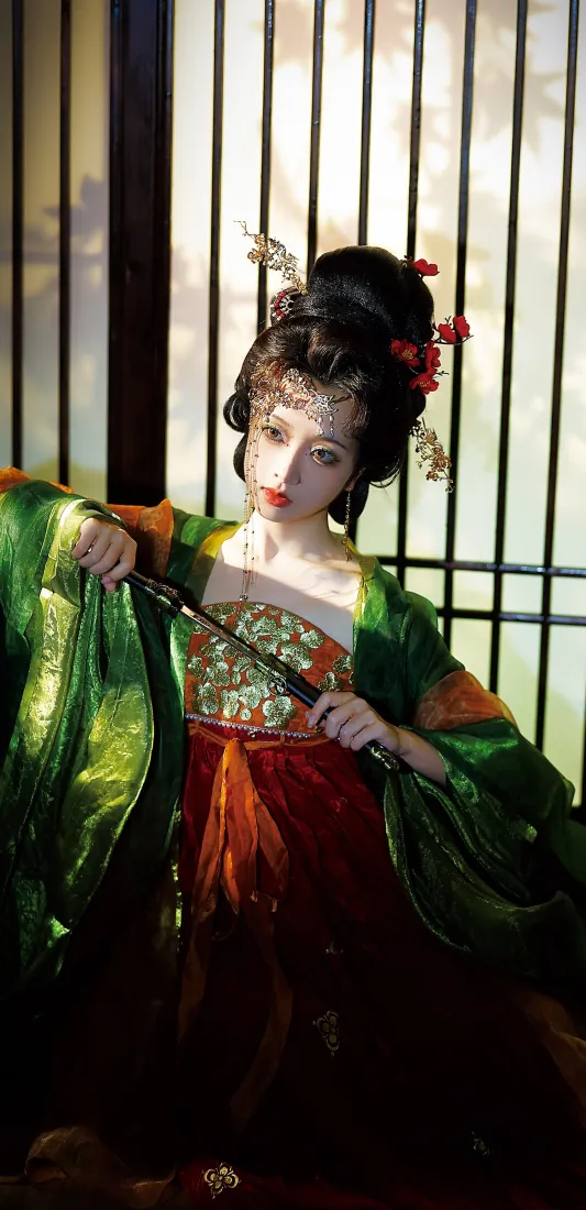 古风少女手机壁纸｜中式窗格背景 - 绿衣古装「哲风壁纸」