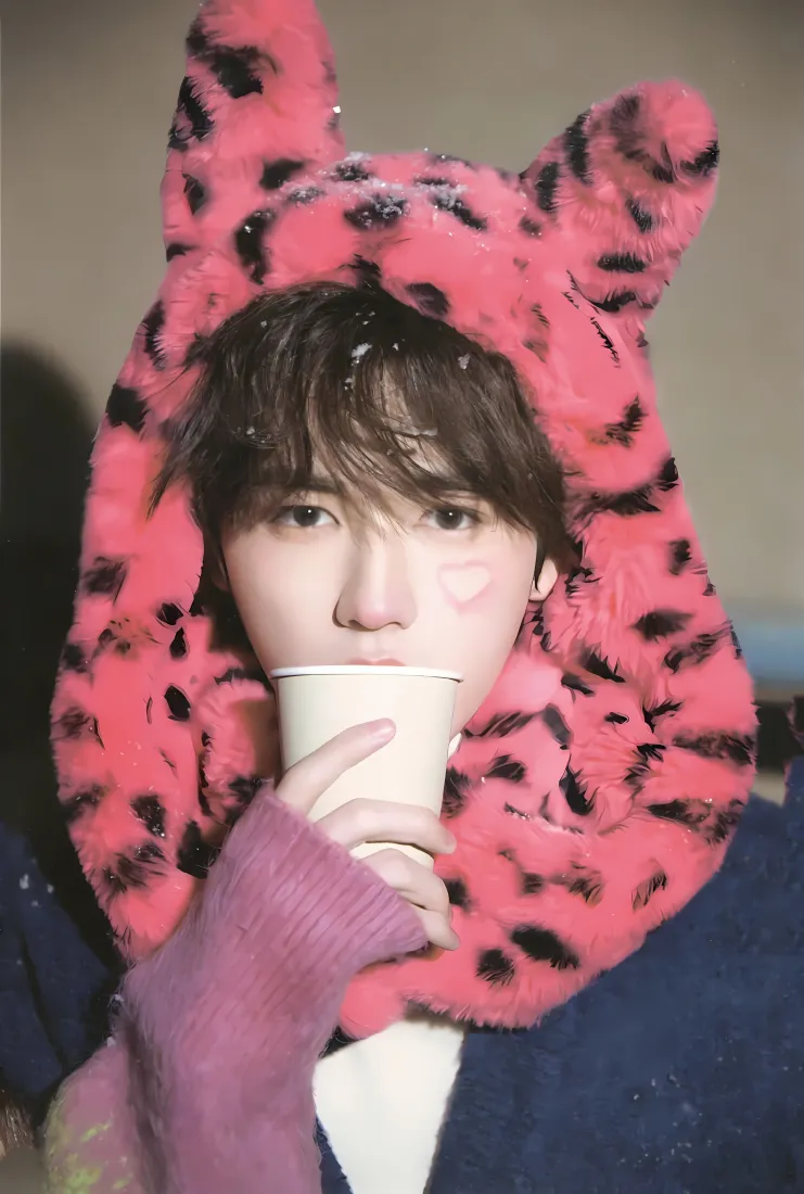 宋亚轩手机壁纸｜粉色豹纹耳罩背景图 - 时代少年团「哲风壁纸」