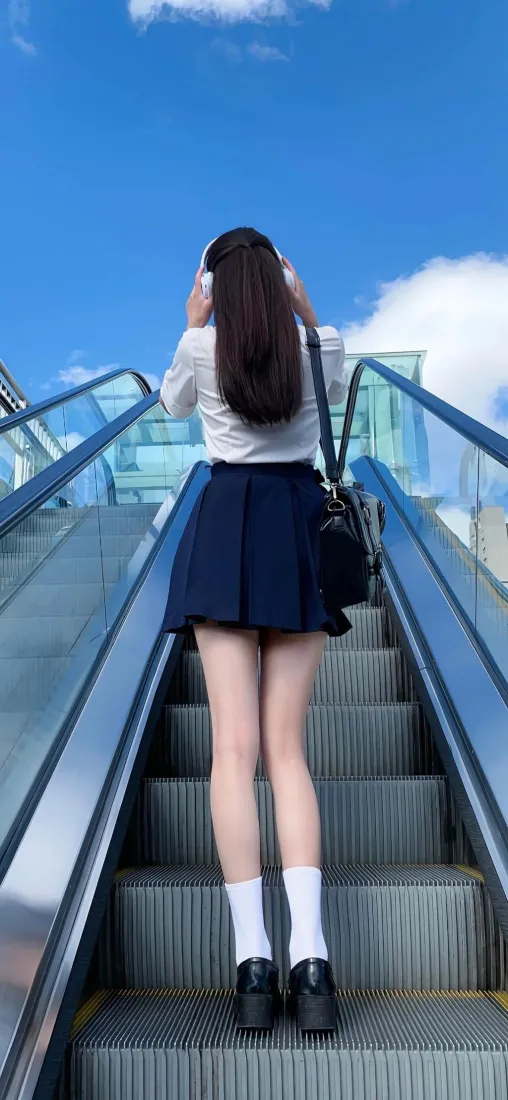 女生背影手机壁纸｜蓝天扶梯背景 - 校服风「哲风壁纸」
