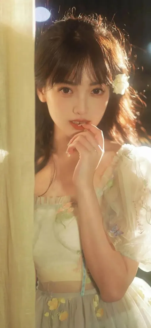 美女碎花裙手机壁纸｜柔和背景 - 花朵发饰「哲风壁纸」