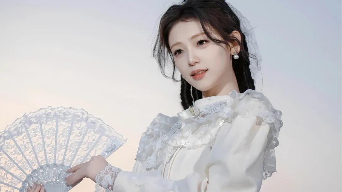 4k白衣洛丽塔美女壁纸｜蕾丝扇天空背景 - 清新「哲风壁纸」