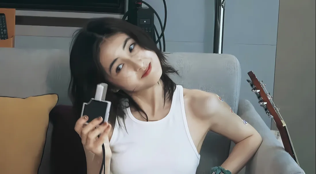 2k张子枫壁纸｜CCD拍照背景 - 白色背心「哲风壁纸」