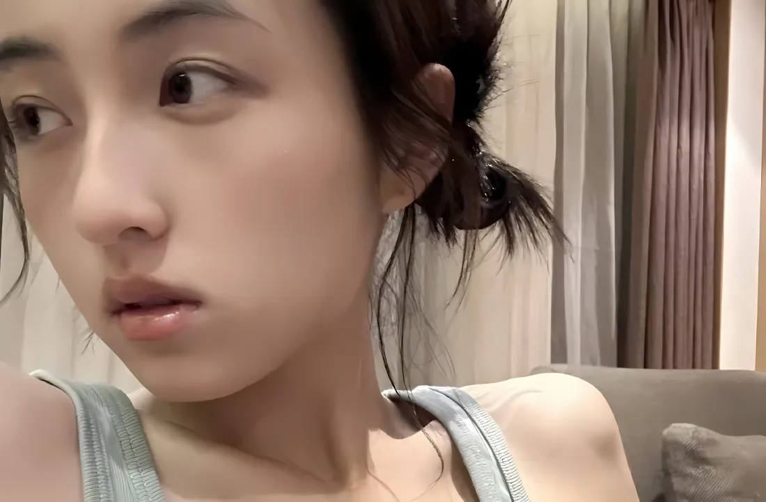 2k张子枫壁纸｜居家背景图片 - 吊带浅灰「哲风壁纸」