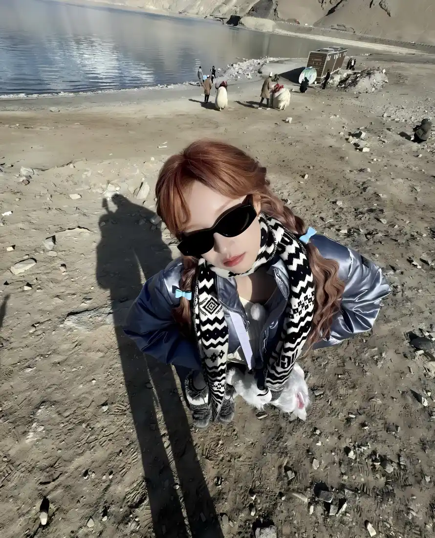 宋雨琦手机壁纸｜雅鲁藏布大峡谷背景 - 户外自拍「哲风壁纸」