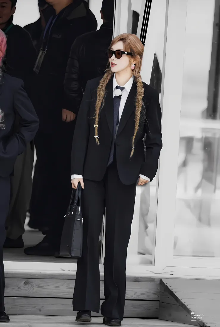 宋雨琦西装手机壁纸｜黑西装背景图 - 时尚「哲风壁纸」