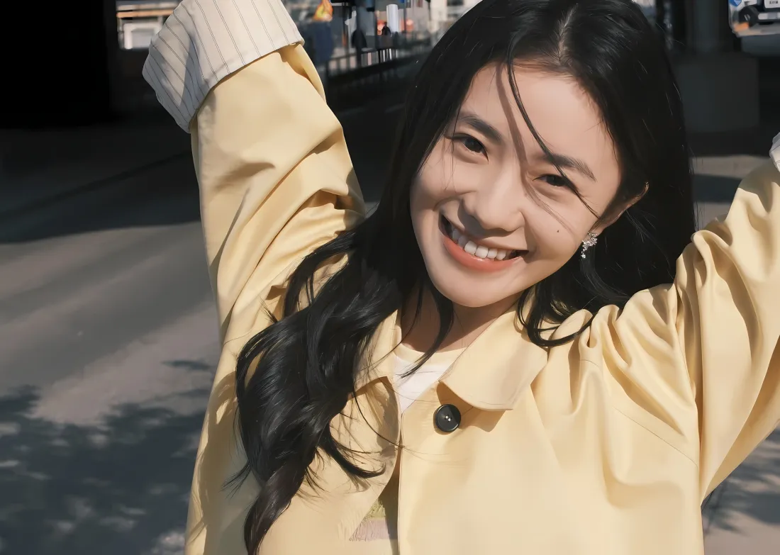 2k刘浩存壁纸｜街拍背景图片 - 黄色外套「哲风壁纸」