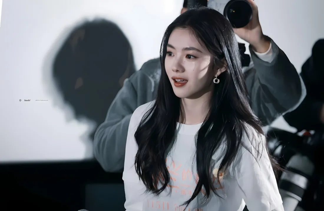 2k刘浩存壁纸｜抓拍背景图片 - 白色上衣「哲风壁纸」