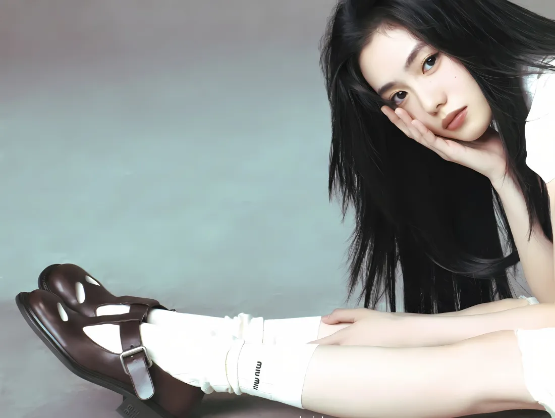 2k刘浩存壁纸｜艺术照背景图片 - 白袜棕色皮鞋「哲风壁纸」