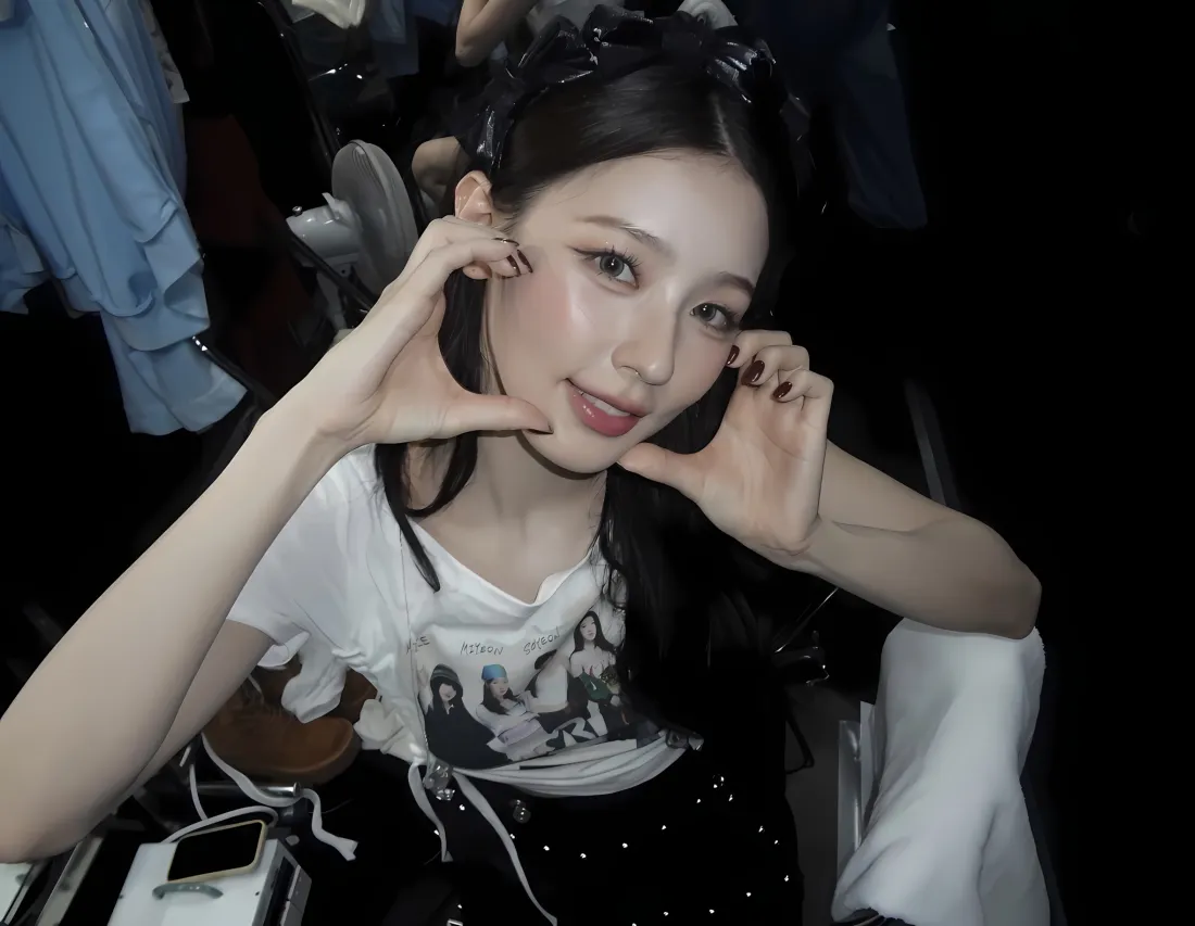 2k赵美廷壁纸｜暗色背景 - 比心造型「哲风壁纸」