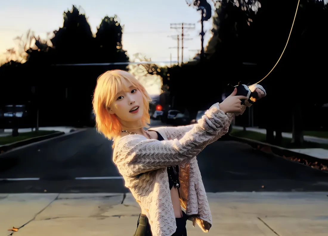 2k李知恩壁纸｜街道背景 - 金发玩耍「哲风壁纸」