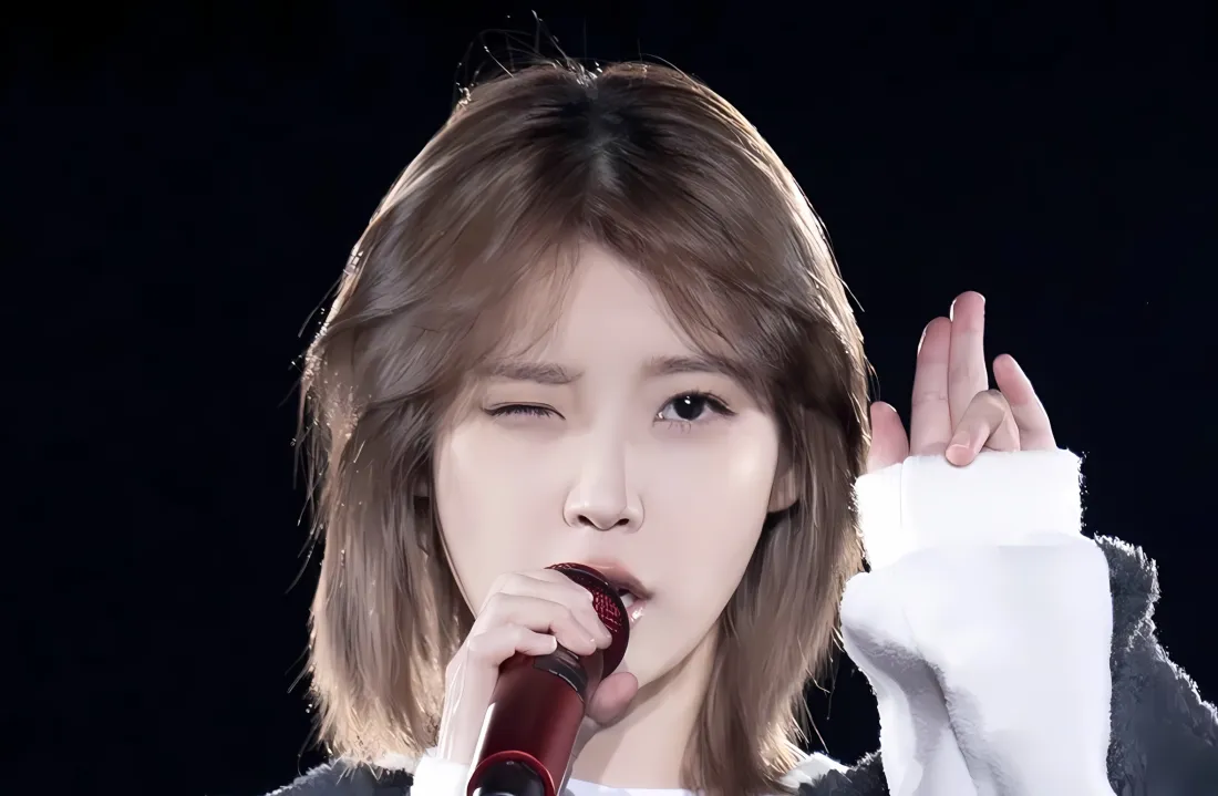 2k李知恩壁纸｜舞台背景图 - 短发麦克风wink「哲风壁纸」