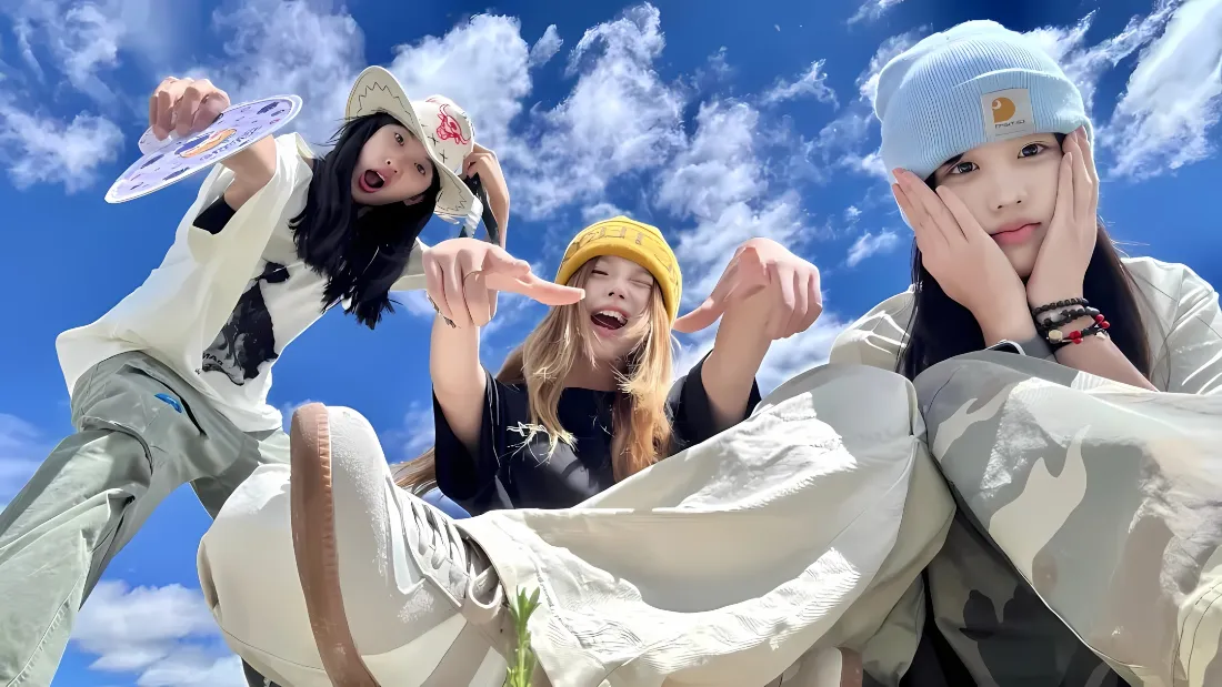 2k青春女孩壁纸｜蓝天背景 - 休闲穿搭「哲风壁纸」