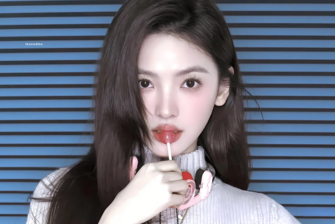 4k章若楠壁纸｜蓝色条纹背景图片 - 棒棒糖「哲风壁纸」