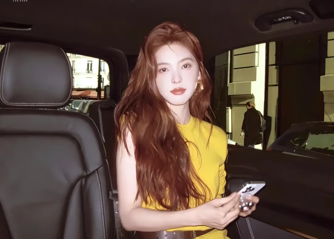 2k章若楠壁纸｜车内背景图片 - 黄衣长发拿手机「哲风壁纸」