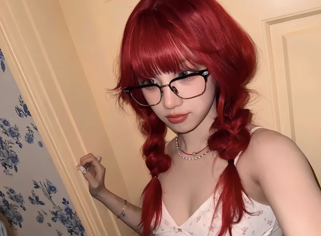 2k宋雨琦壁纸｜红发吊带背景 - 眼镜双马尾「哲风壁纸」