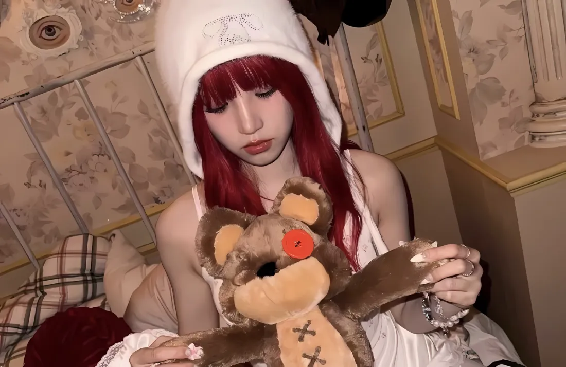 2k宋雨琦壁纸｜玩偶背景 - 吊带红发「哲风壁纸」