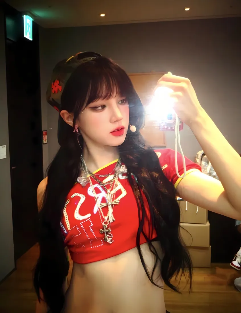 宋雨琦手机壁纸｜klaxon时期背景图片 - 红色上衣「哲风壁纸」