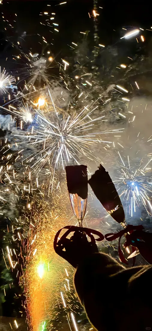 烟花手机壁纸｜夜晚背景图片 - 香槟杯「哲风壁纸」