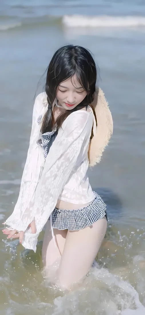 海边白衣美女手机壁纸｜海滩背景 - 海水短裤「哲风壁纸」